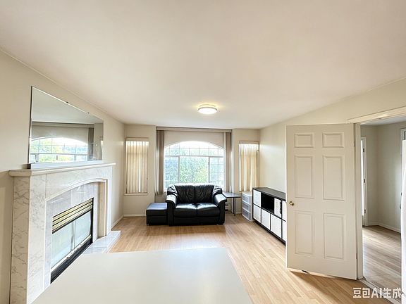 4th image of 714 Rennie Pl