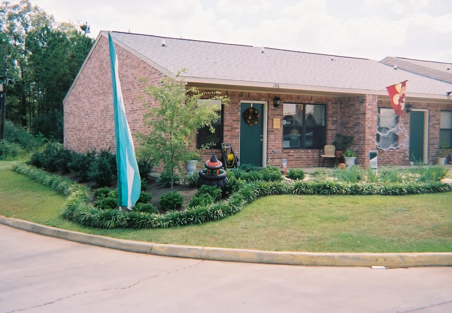 Country Manor Apartments — Photo 1