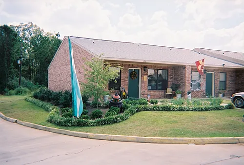 Country Manor Apartments Photo 1