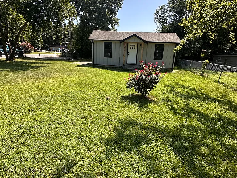 1388 N Vinita Ave — Photo 18