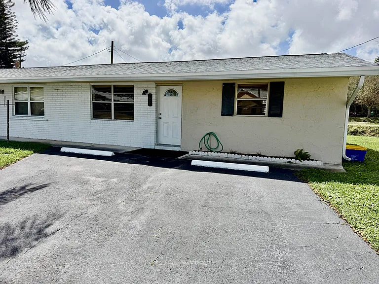 2821 Duke Ln — Photo 3