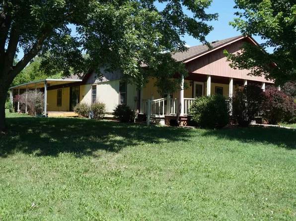 203 S 1st St, Carbondale, KS 66414