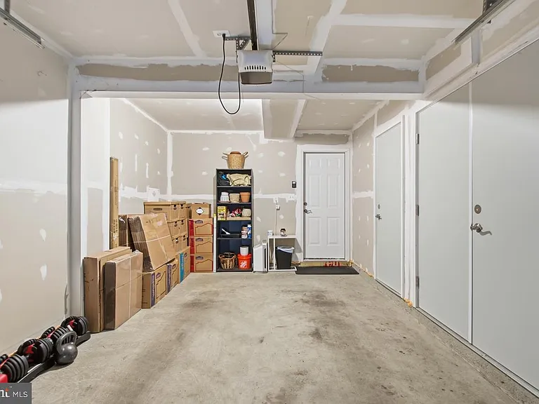 3469 Carnaby St — Photo 33
