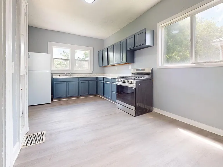 396 Grace St — Photo 4