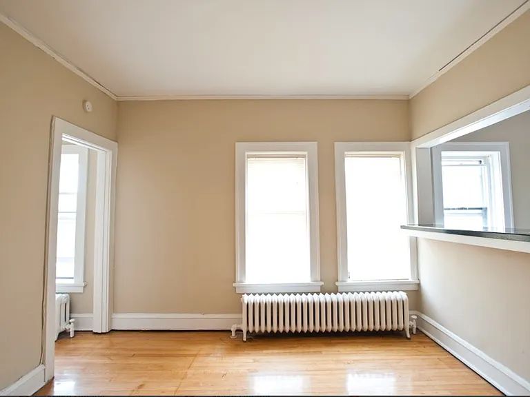 $1085 1 BR, 1 BA Apartment, Heat Included, Free Laundry - 1603 N Van Buren — Photo 6