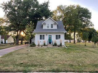 249 9th St, Tracy, MN 56175