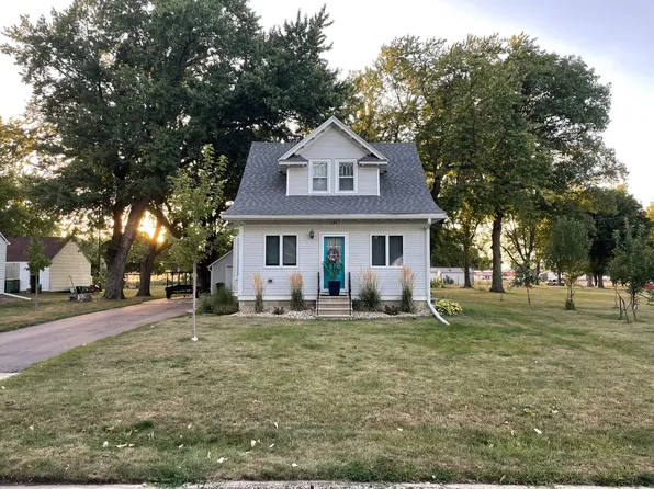 249 9th St, Tracy, MN 56175