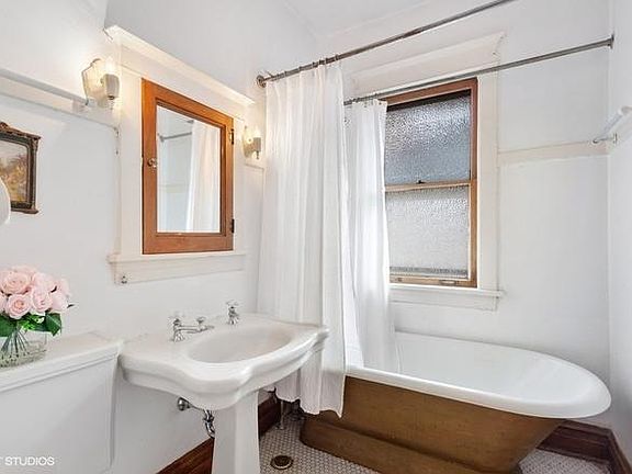 3rd image of 222 N Lombard Ave #2