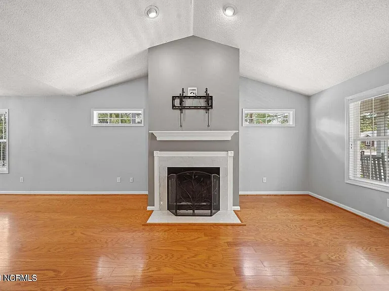 195 Adams Cir — Photo 6
