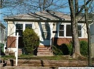 974 Drumgoole Rd W, Staten Island, NY 10312