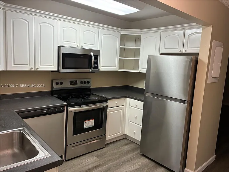 617 Ixoria Ave #18 — Photo 2