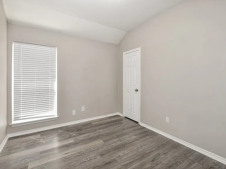 717 Rockett Ln — Photo 11
