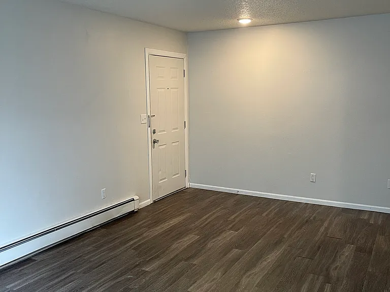 527 S Van Buren St #1 — Photo 5