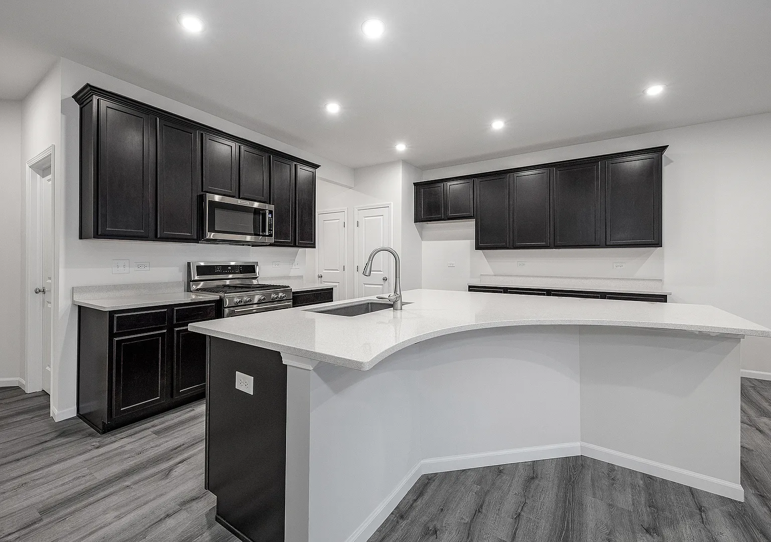 3 bed, 2.5 bath, 2601 sqft, $3,200 — Photo 4