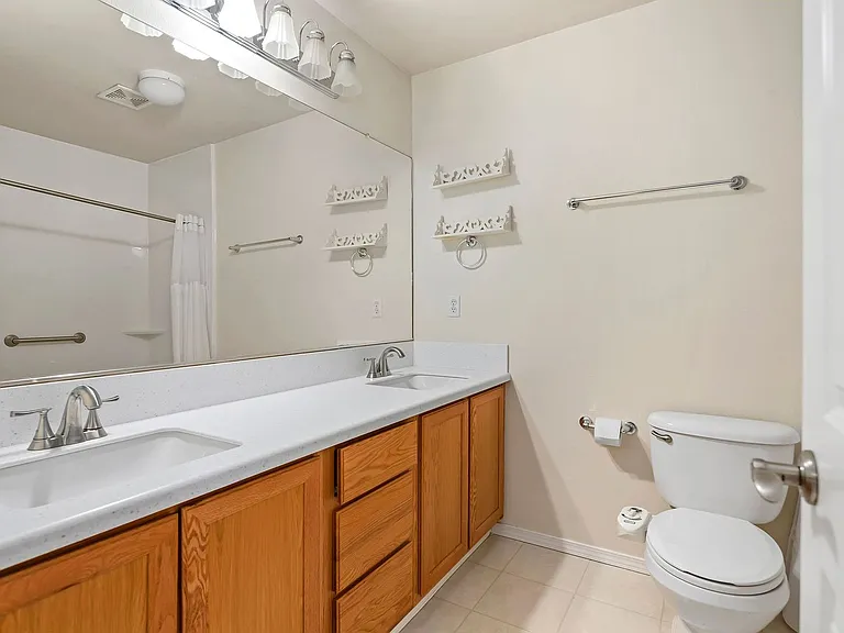 9284 SW Sweek Dr — Photo 5