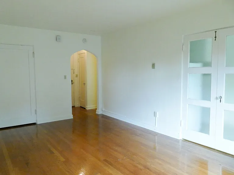 420 13th Ave E — Photo 5