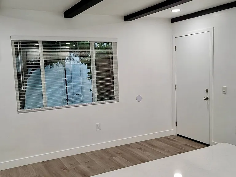 Lido Isle Apartments — Photo 13