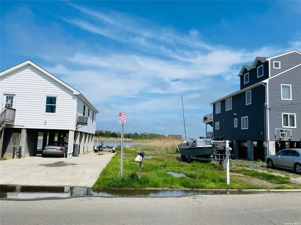 827 Venetian Boulevard, Lindenhurst, NY 11757