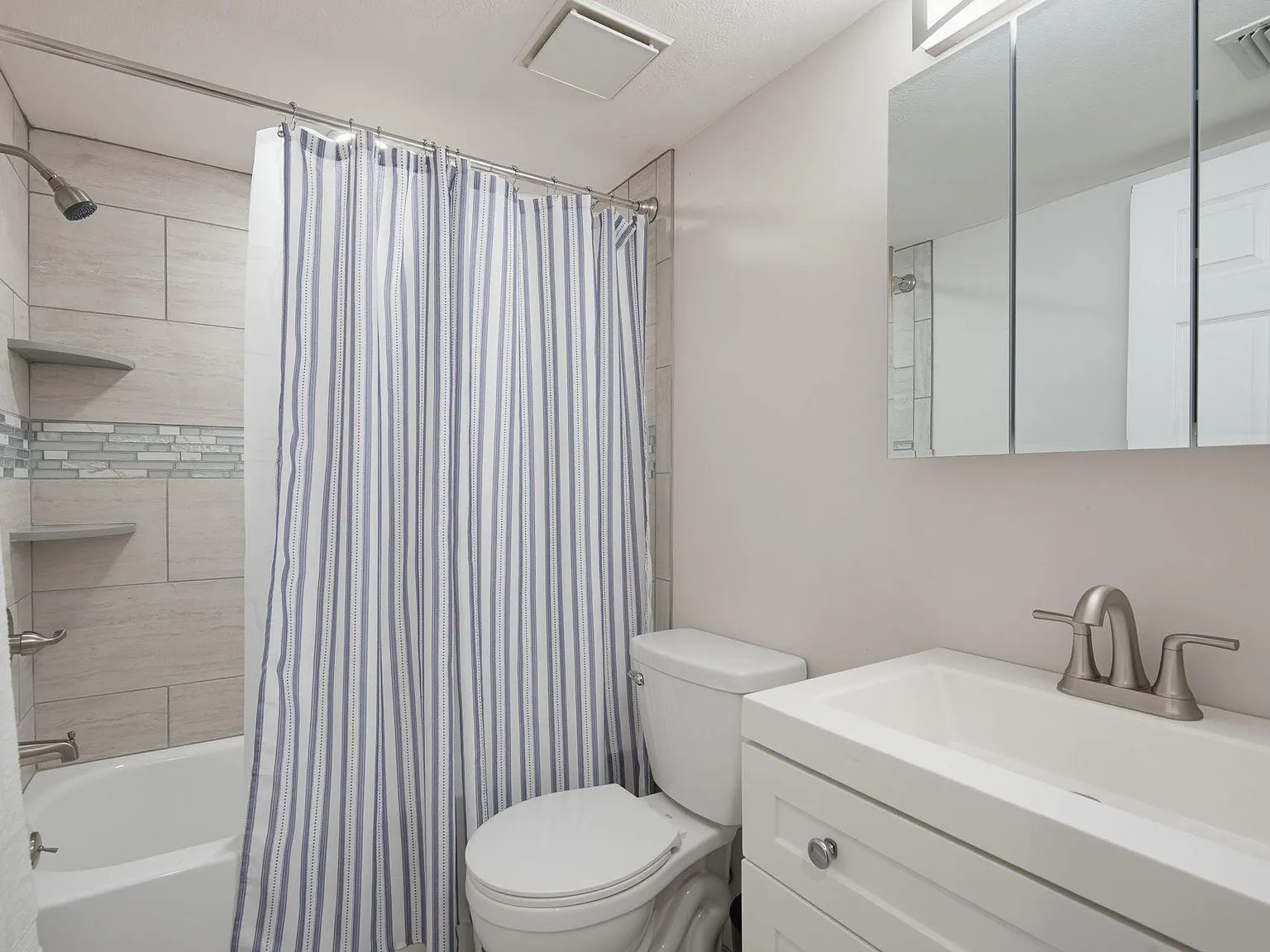 4 bed, 3.0 bath, 1850 sqft, $884 — Photo 4