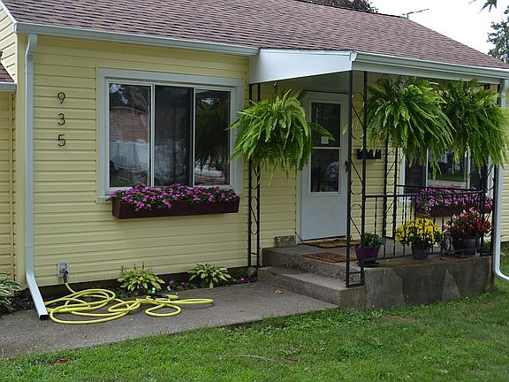 2nd image of 935 Iroquois Ave