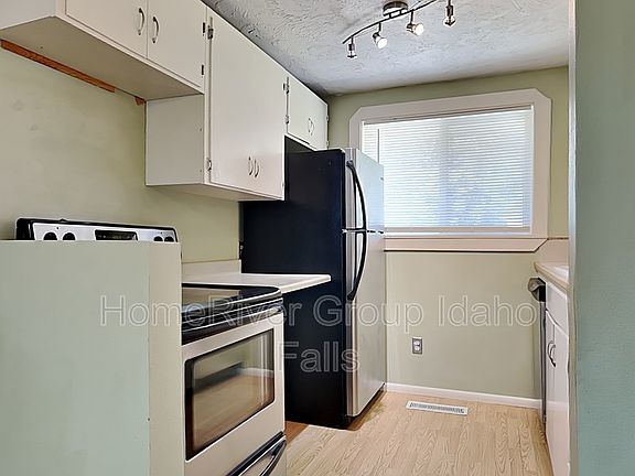 4th image of 325 NW Bonneville Dr
