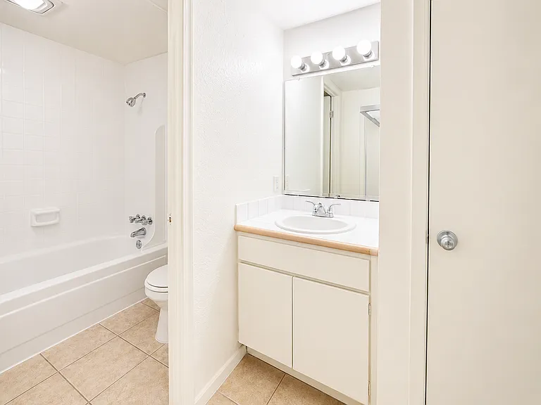 Oak Park Apartments — Photo 62