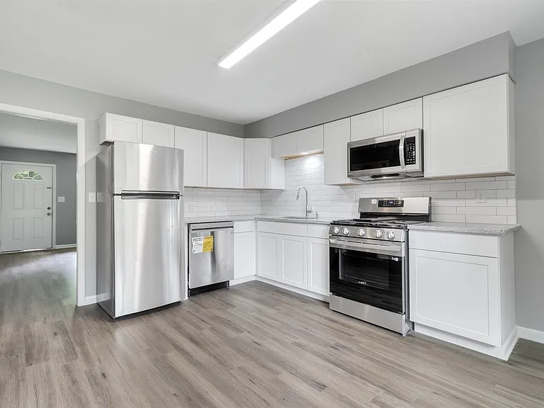 Full kitchen w/ brand new stainless steel LG ThinQ smart appliances