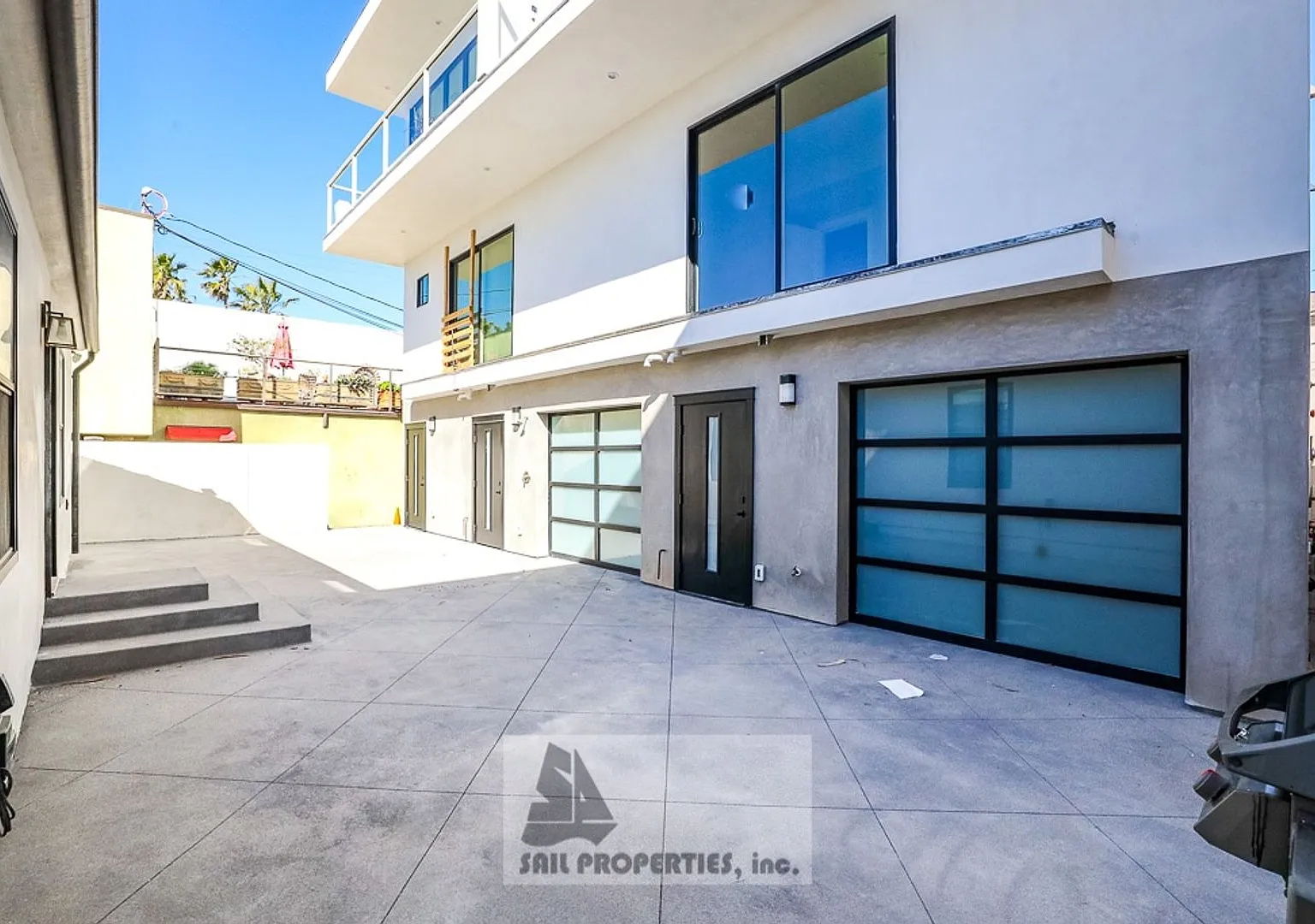 Discover a thoughtfully updated 2bedroom, 4bath duplex in Huntington Beach offering ocean views a... — Photo 4