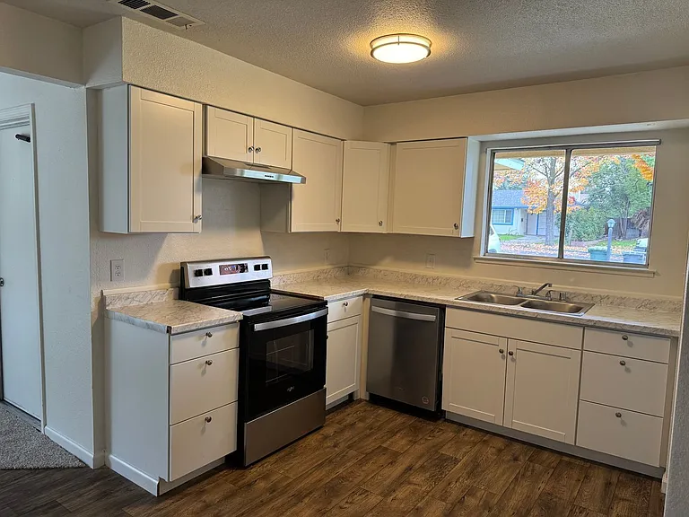 1661 Juneau Ct — Photo 2