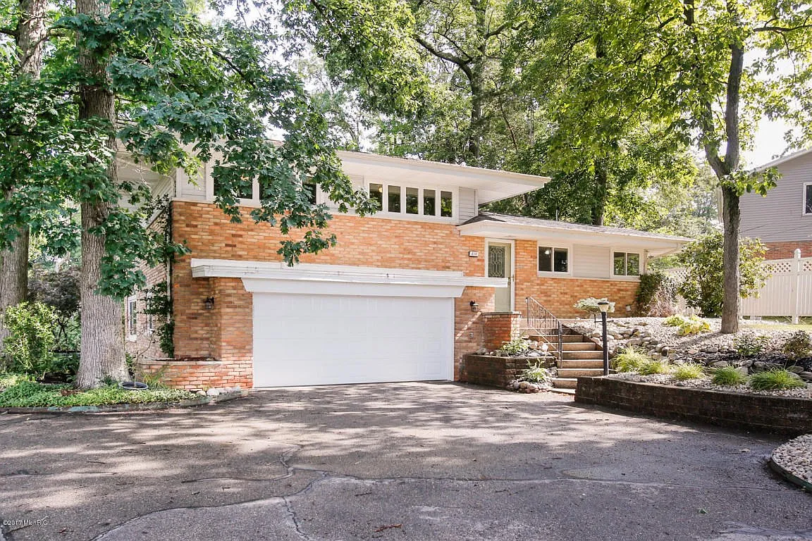 210 Lynwood Dr photo 1