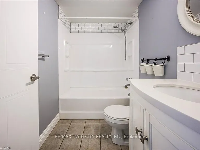 3227 King St E #503 — Photo 17