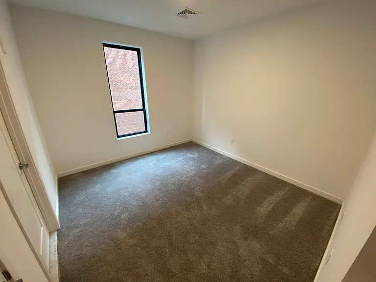 104 Howe St — Photo 112