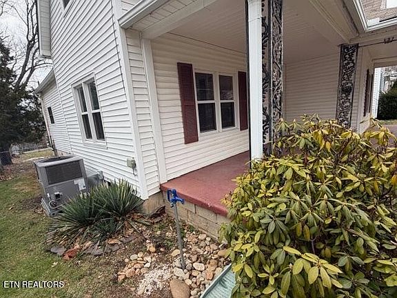 2nd image of 427 E Oak Hill Ave