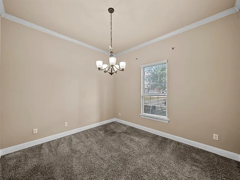 604 Darby Ln — Photo 35