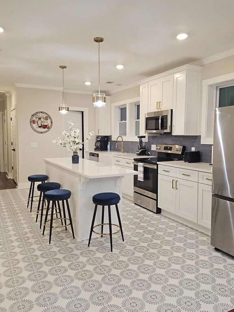 905 E Park Ave — Photo 2