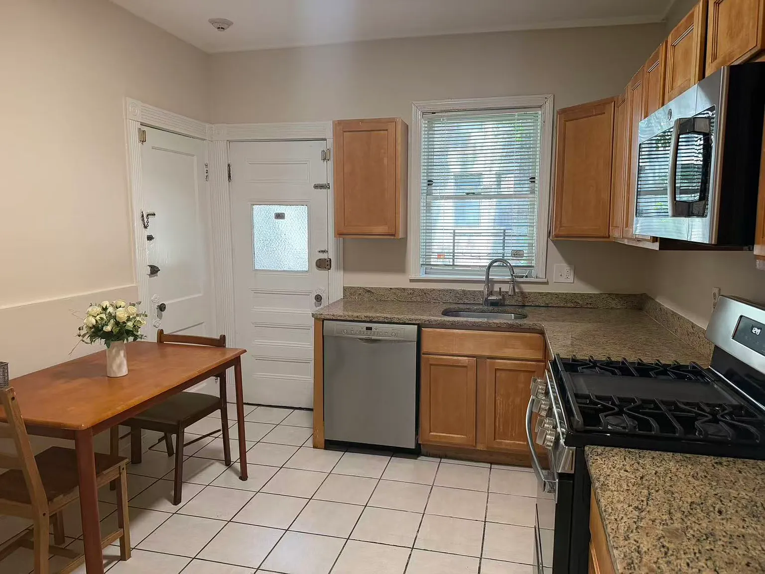 3 bed, 929 sqft, $3,500 — Photo 1