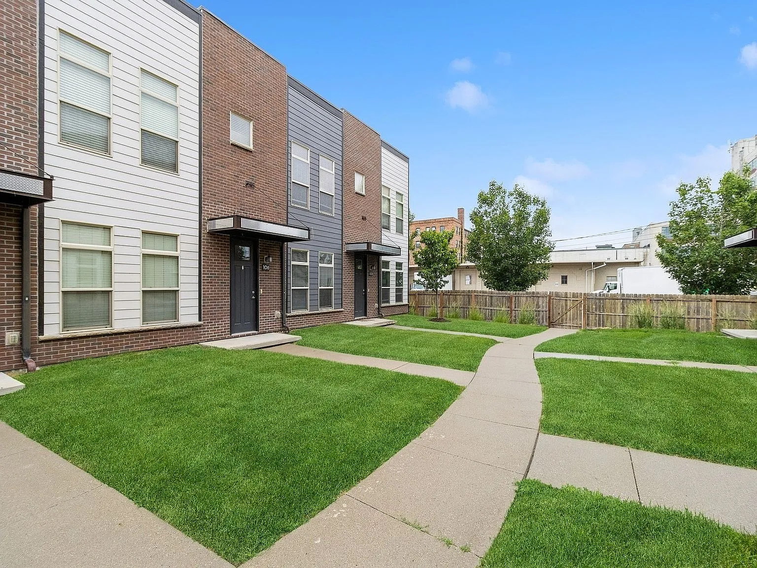 3 bed, 2.5 bath, 1676 sqft, $2,199 — Photo 3