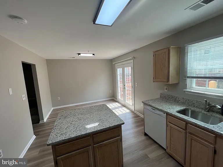 1031 Murdoch Ct — Photo 10