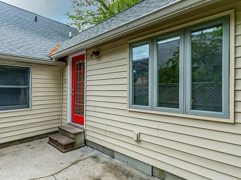 208 S Rogers St — Photo 3