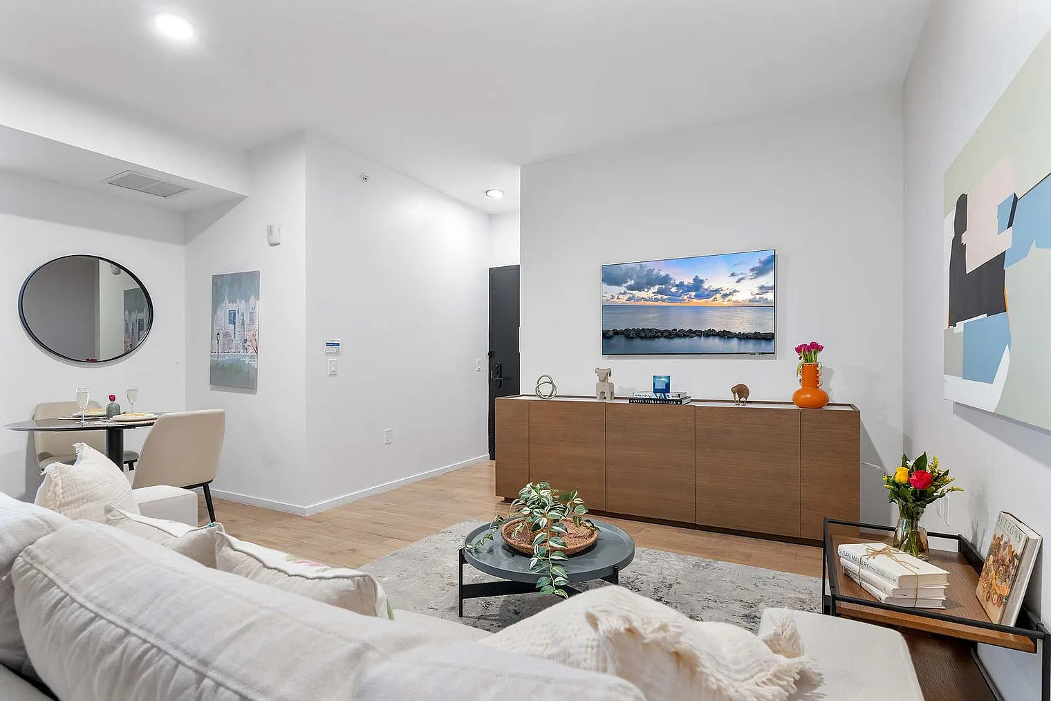 1 bed, 1.0 bath, 699 sqft, $3,961 — Photo 2