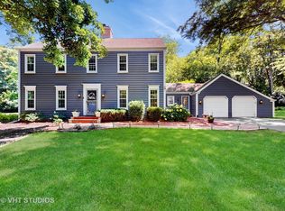 12 Chippewa Ct, Lake Barrington, IL 60010