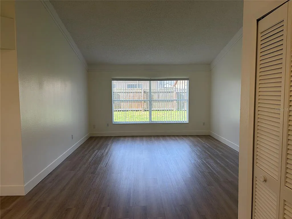 3 bed, 2.0 bath, 1972 sqft, $2,500 — Photo 3