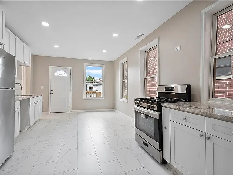 1831 N California Ave #2 — Photo 3