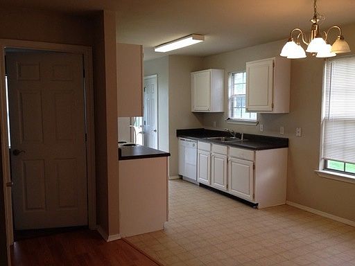 3rd image of 33 Camily Ct