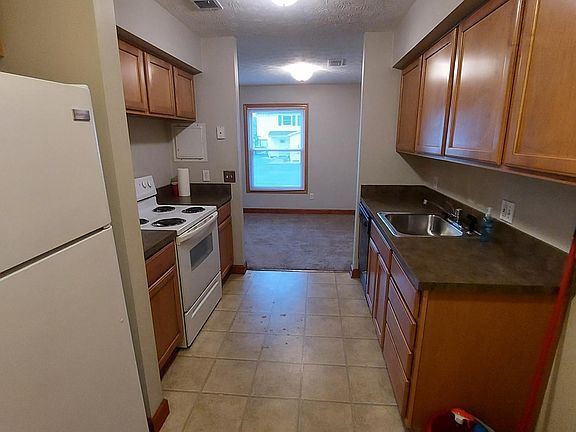 3rd image of 625 Canterbury Ln APT C