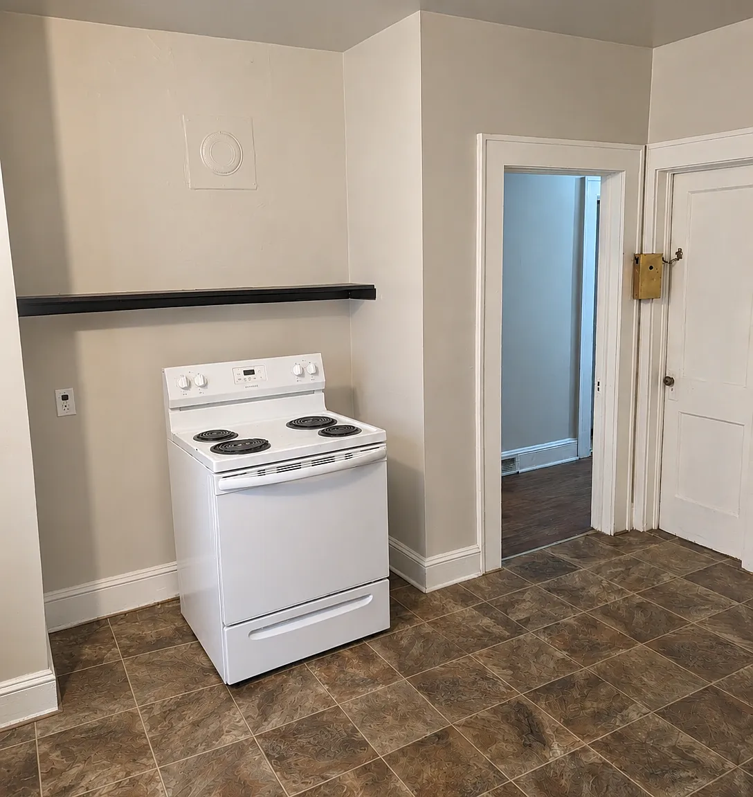3 bed, 1.5 bath, 1408 sqft, $1,300 — Photo 1