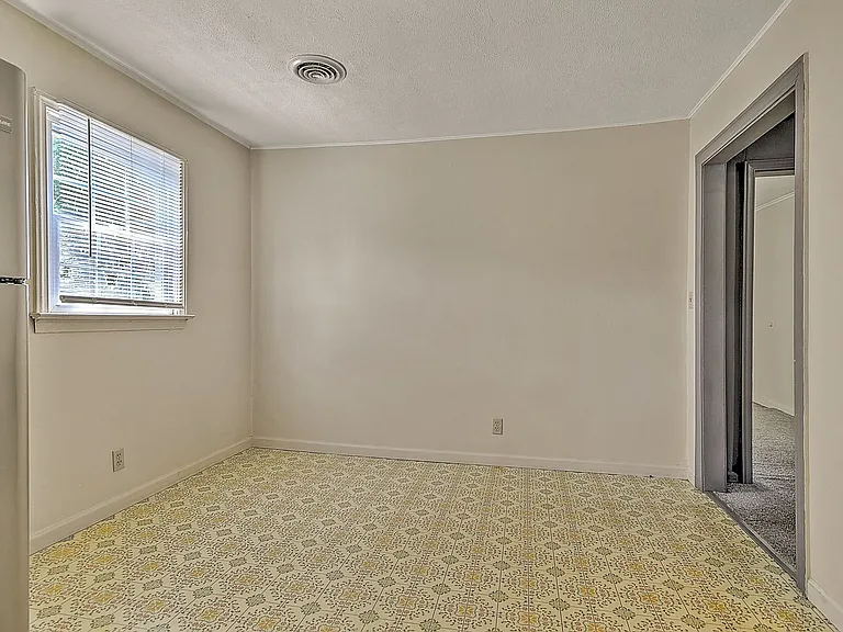 2207 Buckingham Rd — Photo 9