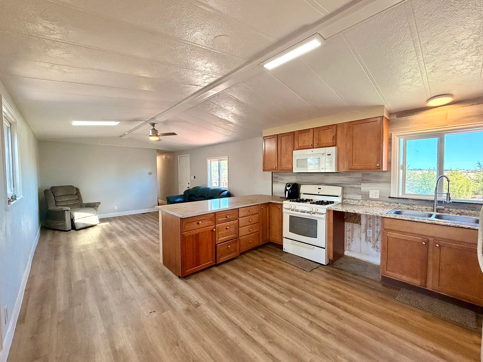 3 bed, 2090 sqft, $2,200 — Photo 3