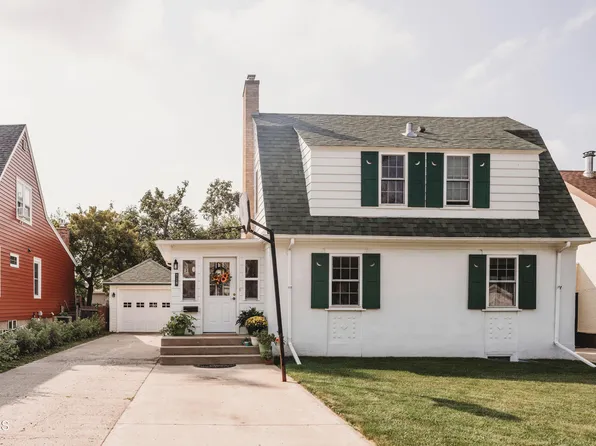 718 3rd St NE, Jamestown, ND 58401