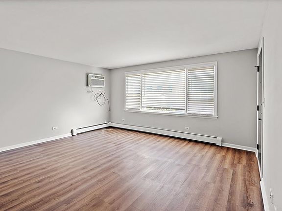 3rd image of 6462 N Northwest Hwy #104
